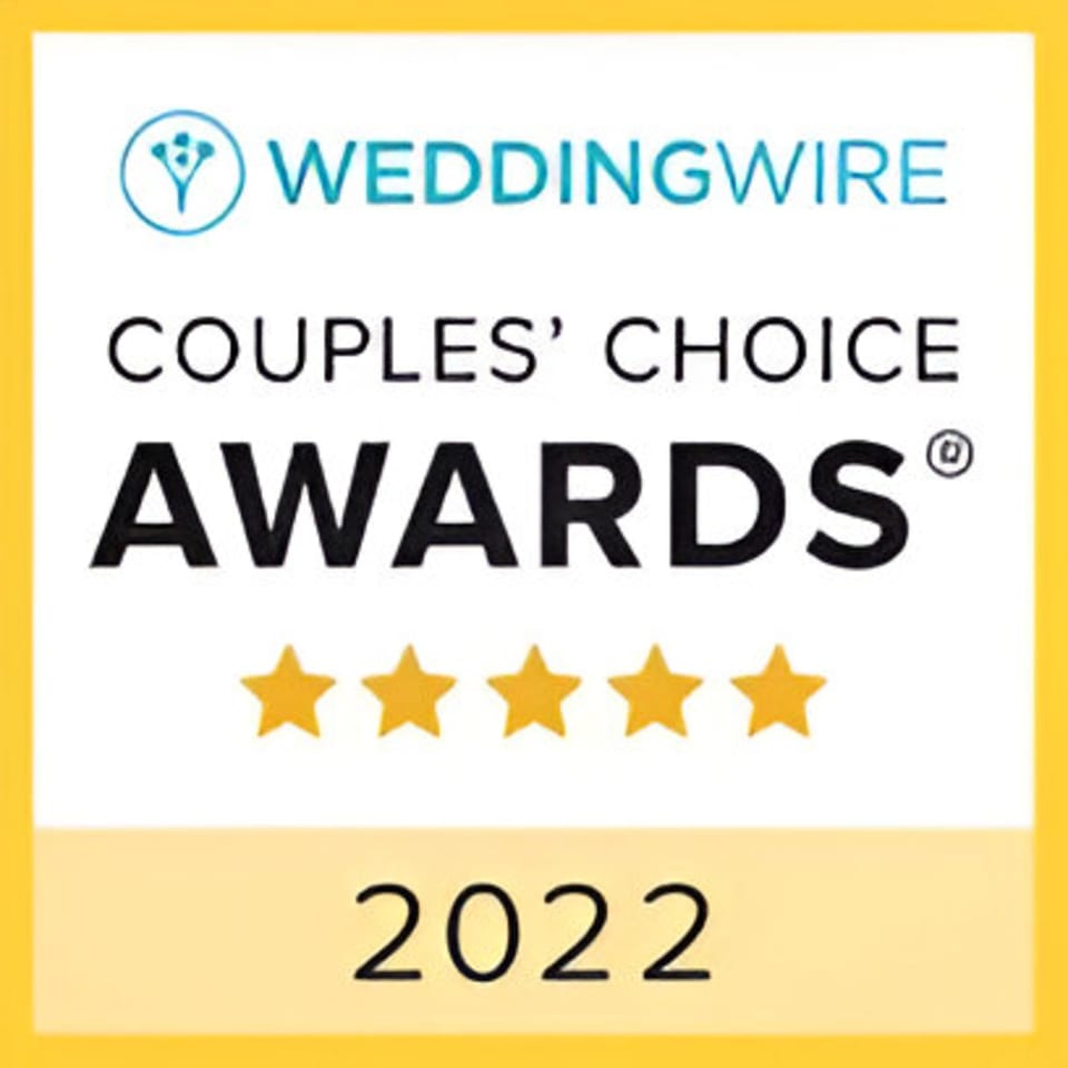 WeddingWire Couples' Choice Awards 2022 with five gold stars on a yellow and white background.